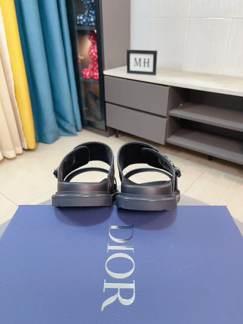 Men's Men's Shoes 💰320🌸🌸Dior Aqua Men's Sandals Slippers. Showcasing Dior haute couture design. The Dior gray suede strap is accented with an aluminum Dior buckle for added style. Paired with a comfortable tonal notch sole, they pair easily with shorts or jeans for a sophisticated look. Main body: suede cow leather, technical fabric lining: cow leather, with adjustable straps, aluminum Dior buckle, Dior gray EVA insole, tonal notch rubber outsole splicing structure👌👌size: 38-44 (45.46 customized)
